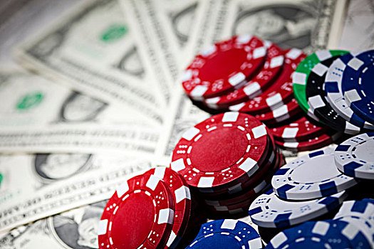 Tampilan permainan Reactoonz dengan grid simbol dan karakter animasi di altogel link